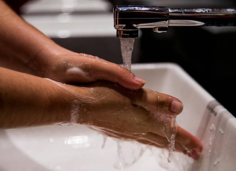Dicen los CDC que Los pacientes y familiares deben lavarse bien las manos antes y después de tocarse entre sí o con el área alrededor del paciente con esta infección. FOTO: Julio César Herrera