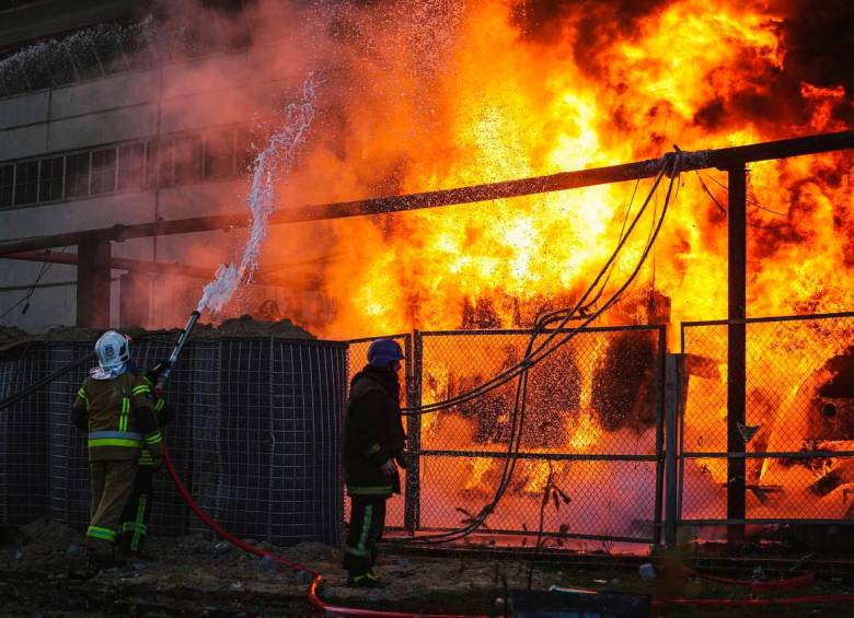 Los bomberos tratan de apagar una planta eléctrica bajo ataque, en Ucrania. FOTOS Getty y AFP.