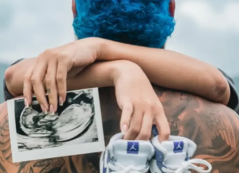 Por medio de un mensaje y esta fotografía publicada en redes sociales, la pareja anunció que están esperando un hijo. FOTO: Tomada de redes sociales @blessd