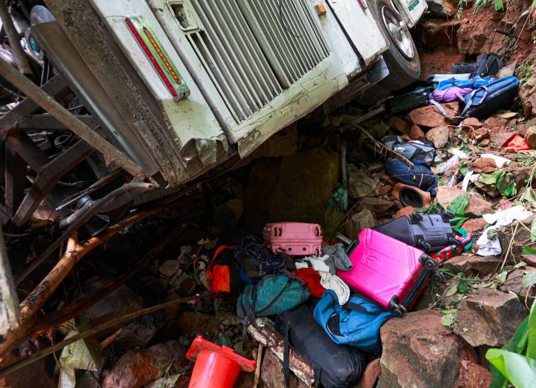 Tanto el día del accidente como en los posteriores, personas inescrupulosas dañaron equipajes para sustraer vestuarios, joyas y equipos que transportaban los estudiantes implicados en este siniestro en el sector Belén, de Remedios, Antioquia. FOTO: MANUEL SALDARRIAGA
