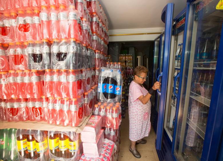 La tienda sigue manteniéndose como el canal predilecto de los hogares colombianos. FOTO Manuel Saldarriaga