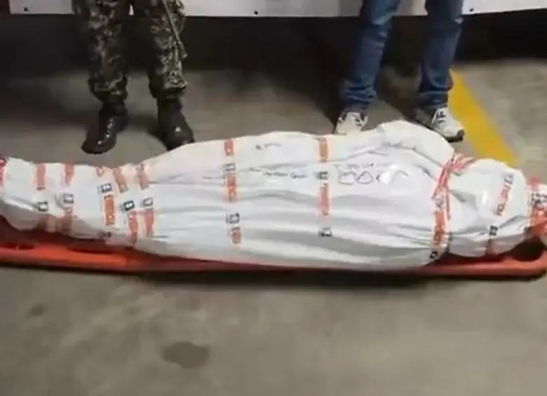 Video publicado por el presidente Abelardo de la Espriella muestra el cuerpo de alias Felipe junto a las municiones incautadas durante la operación militar. Foto: X @ABDELAESPRIELLA