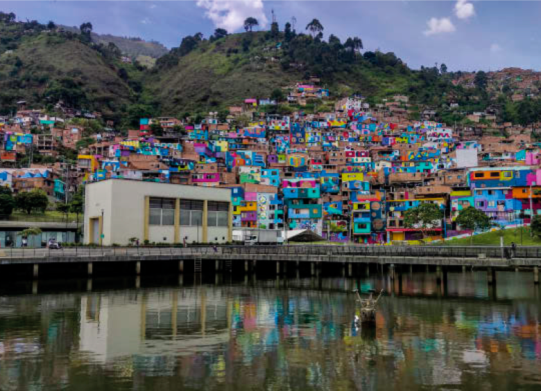 Se conoce como Constelaciones, la obra de arte más grande de Medellín. 29 pintores colorearon más de 500 fachadas, en un área de 14.819 metros cuadrados en el barrio Manrique. Foto: Julio César Herrera.