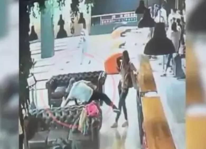 Una cámara de seguridad captó el momento del robo en el centro comercial Multiplaza en Bogotá. FOTO: POLICÍA METROPOLITANA DE BOGOTÁ