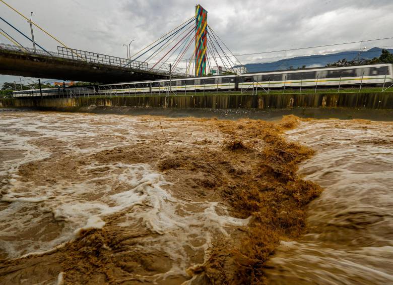 Las lluvias han hecho crecer al río Medellín al nivel del desbordamiento, como ocurrió el 5 de abril de 2021 o el pasado martes. FOTOS Manuel Saldarriaga y TWITTER
