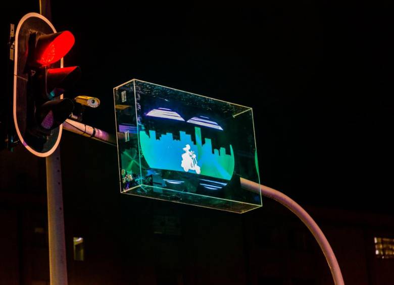 Aspecto del semáforo con tecnología holográfica que funciona en Medellín. FOTO cortesía