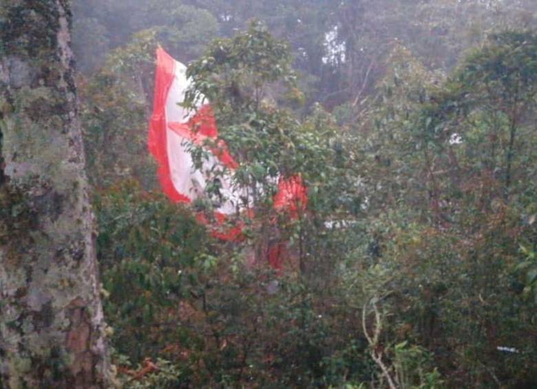 Las autoridades competentes llegaron al lugar donde se estrelló la avioneta y confirmaron que los dos tripulantes están muertos. FOTO: Bomberos de Cundinamarca