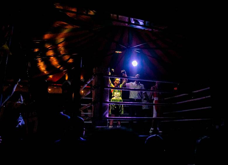 La última velada de boxeo organizada por MMA Colombia tuvo lugar en Tacos el Tigre, el pasado sábado 17 de marzo, con 11 peleas programadas, 10 masculinas y una femenina. Fotos Carlos Velásquez. 