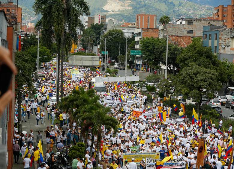Se esperaba que la manifestación concluya en el Parque de Las Luces, frente al centro administrativo La Alpujarra, hacia la 1 de la tarde de este sábado. FOTO: CAMILO SUÁREZ