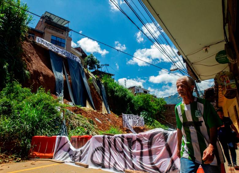 En Villatina, también espera que con la declaratoria de urgencia manifiesta les brinden la solución para el deslizamiento que los tiene afectados hace más de un año. FOTO: Camilo Suárez.
