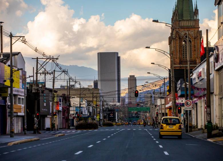 Importantes avenidas de la ciudad como Palacé lucieron desolada por el toque de queda ordenado por la Alcaldía de Medellín. Foto: Carlos Velásquez
