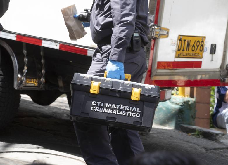 Imagen de referencia de un agente del CTI durante un levantamiento. FOTO: Esneyder Gutiérrez Cardona.