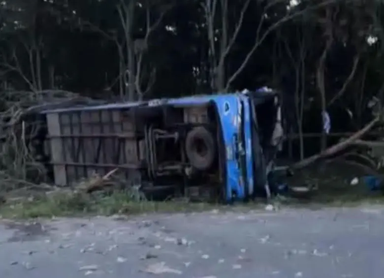 Así quedó el bus a la a la altura de la glorieta de Payandé. Foto: redes sociales