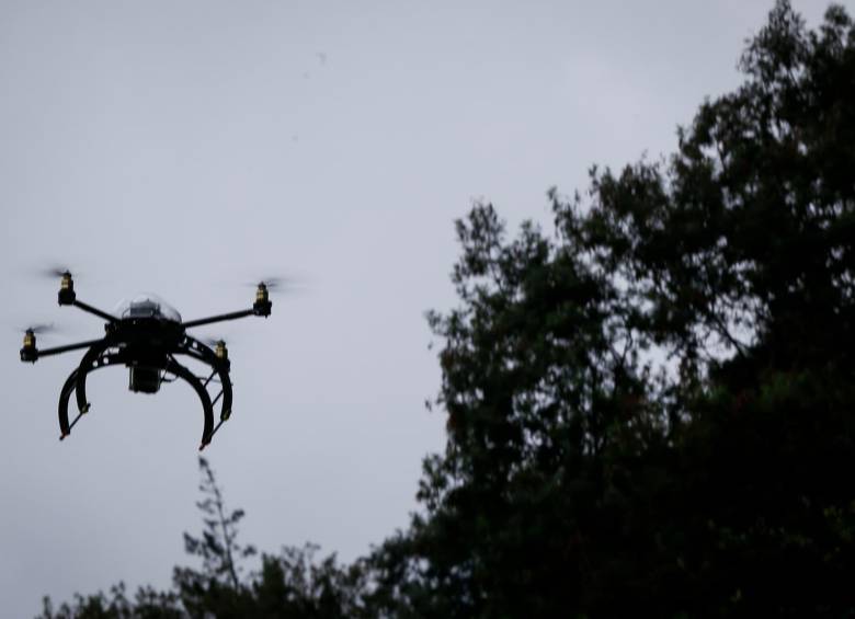 Las autoridades recuperaron a un adolescente que era encargado de operar el dron pertenenciente a las disidencias. Foto: Colprensa (imagen de referencia).