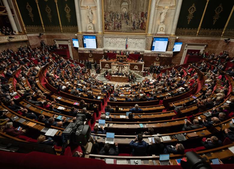 Un total de 364 diputados de la Asamblea Nacional, en París, Francia, votó contra el primer ministro François Bayrou. FOTO: Xinhua