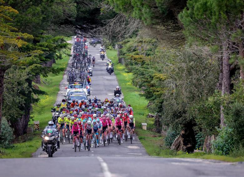 Un grupo amplio de ciclistas no lograron siguieron por el carril donde estaba ubicada la meta. FOTO: Tomada de X @VoltAlgarve