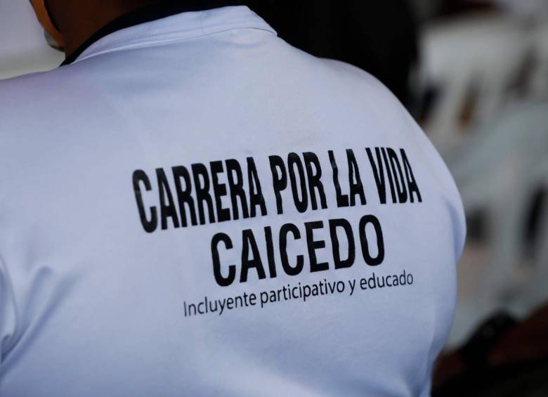 En la antesala del encuentro de reconocimiento, en el marco de un proceso que lidera la Comisión de la Verdad desde septiembre pasado, las camisas blancas llenan el coliseo del municipio. Foto: Camilo Suárez