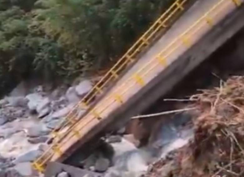 Varios puentes ubicados entre Granada y Cocorná han colapsado a causa de las lluvias. Foto: Captura de video