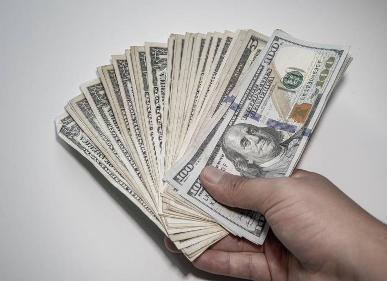 El dólar cerró este miércoles a $3.933,54 en promedio, en la bolsa de valores. FOTO Carlos Velásquez