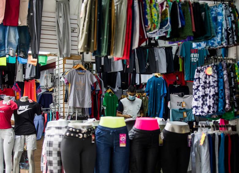 El sector comercio y reparación de vehículos registró 3,8 millones de ocupados en diciembre de 2022, lo que representó una pérdida de 121.000 empleos frente a diciembre de 2021. FOTO julio herrera