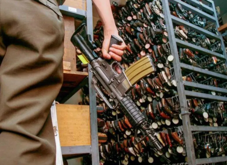 El funcionario habría ingresado fuera del turno laboral para manipular el inventario de armas. Foto: EL COLOMBIANO.