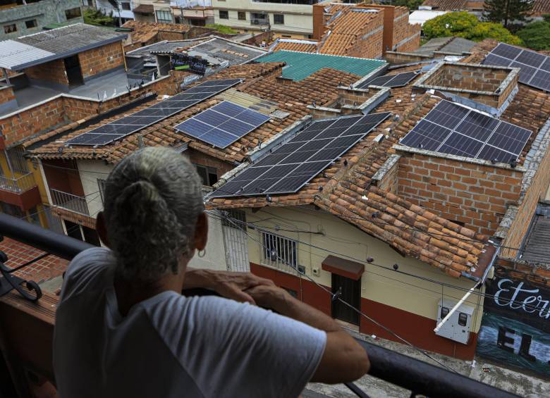En los páneles de algunas viviendas se instalaron los pánele solares que se conectan al Sistema de Interconexión Nacional. Foto: Manuel Saldarriaga Quintero]
