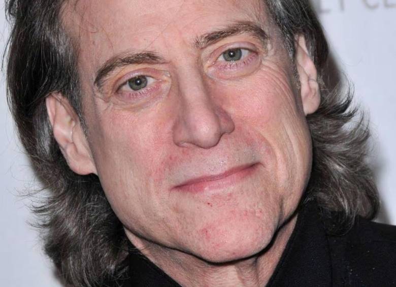 El actor y comediante estadounidense, Richard Lewis, murió a los 76 años y dejó una huella en la television de los Estados Unidos. FOTO: AFP