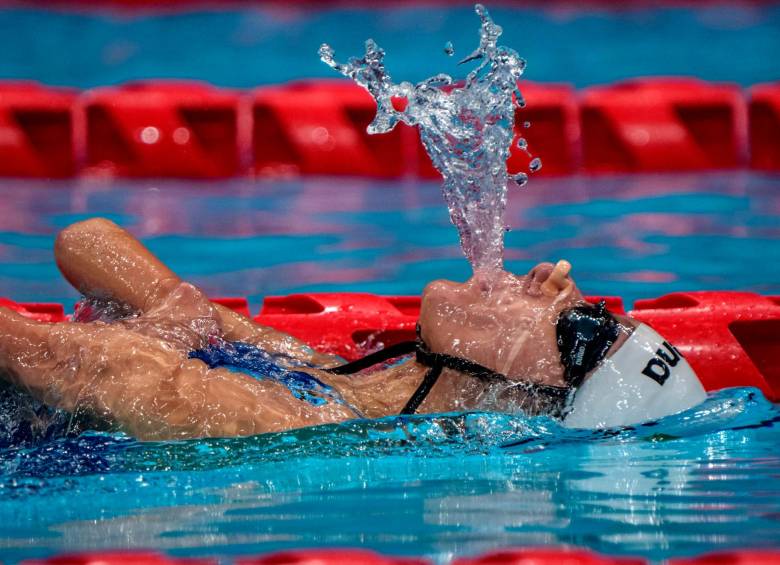 La mexicana Fabiola Ramírez escupe un poco de agua durante el evento de natación de 100 m espalda femenino en el Centro Acuático de Tokio. Foto: AFP