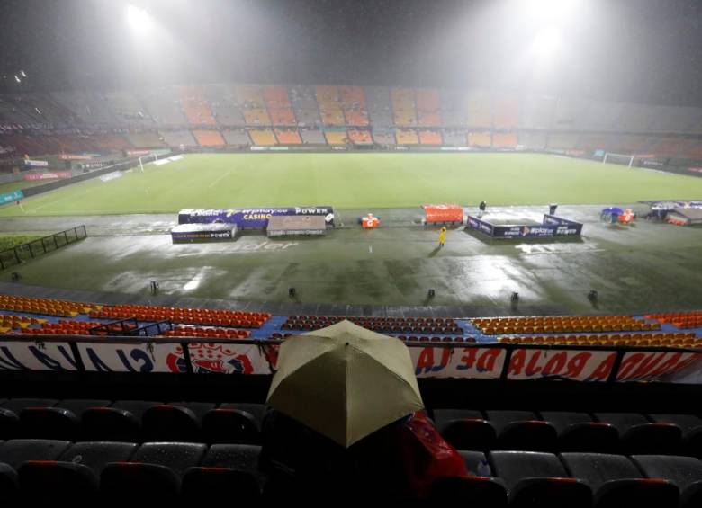 El juego está temporalmente suspendido por tormenta eléctrica. Se espera que luego de las 7:30 se va a reanudar el juego. FOTO MANUEL SALDARRIAGA