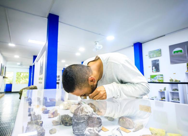 Javier Restrepo Tejada, de 38 años, es el fundador y director del Museo Regional de Rocas y Minerales, ubicado en Cisneros. Esta iniciativa hace parte de la Red de Museos de Antioquia. FOTO: Camilo Suárez 