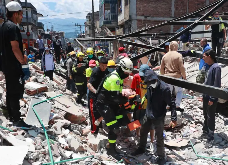 Grupos de rescate se movilizan para enfrentar la tragedia en Pereira, una de las ciudades más afectadas. Foto: Manuel Saldarriaga.