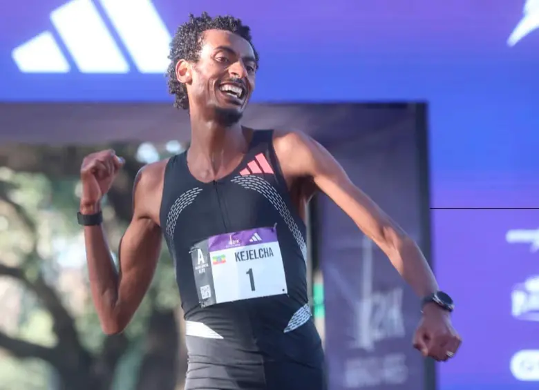 Yomif Kejelcha festejando su récord en Buenos Aires. FOTO AFP