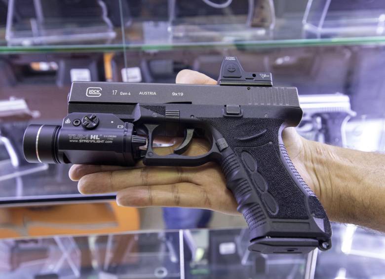 Imagen de referencia de un arma de fuego amparada. Foto: EL COLOMBIANO