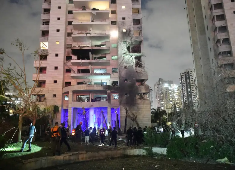  Imagen del 16 de junio de 2025, de un edificio dañado en un ataque con misiles iraníes, en Petah Tikva, en el centro de Israel. Irán lanzó el lunes un nuevo ataque con misiles contra Israel antes del amanecer, matando al menos a ocho personas e hiriendo a docenas, dijeron funcionarios israelíes, al intensificarse el conflicto de cuatro días desencadenado por un asalto sorpresa israelí. Agencia Xinhua/JINI