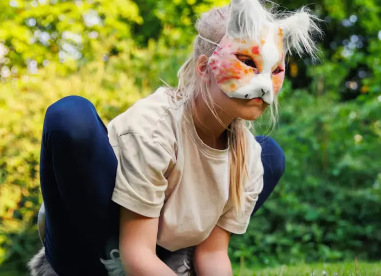 Los jóvenes salen a parques o plazas públicas con máscara y cola de diferentes animales como perros, gatos, aves, entre otros. FOTO: SSTOCK