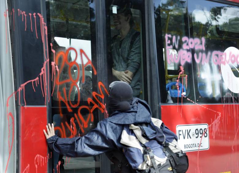Algunos buses de TransMilenio fueron vandalizados por quienes salieron a marchar este 28 de abril. FOTO: COLPRENSA