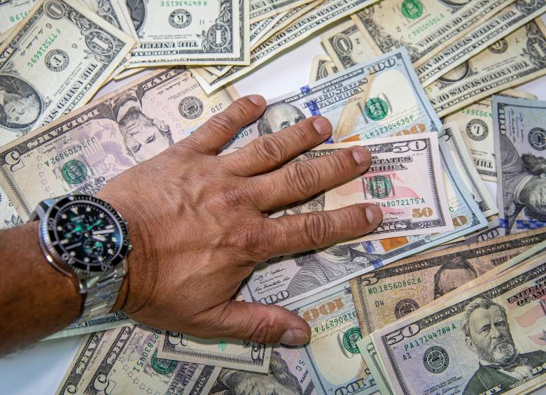 Las tensiones geopolíticas y el deterioro fiscal en Colombia continúan presionando el comportamiento del dólar y los precios internacionales del petróleo. FOTO EL COLOMBIANO