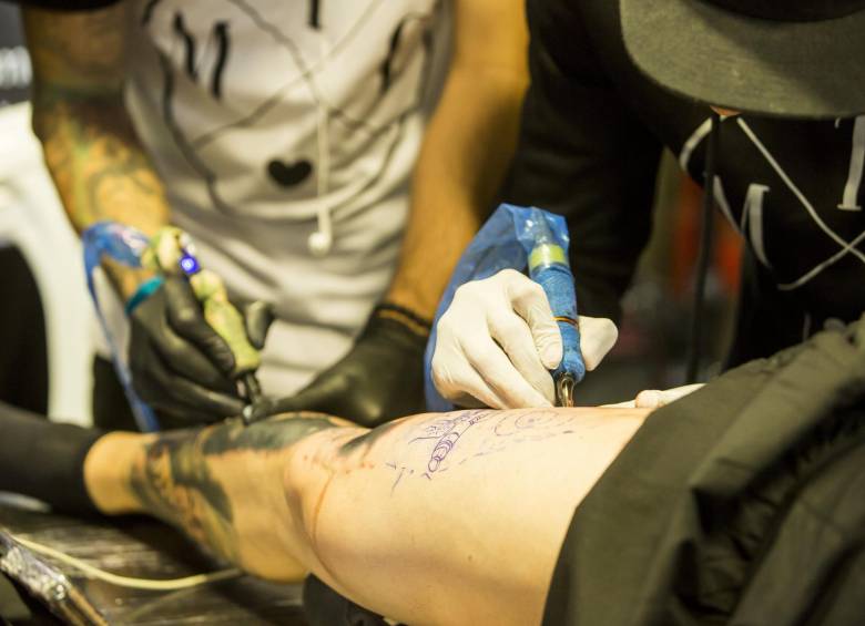 La discusión de los tatuajes trasciende de lo estético y pasa a ser un debate de salud. FOTO: Carlos Velásquez.