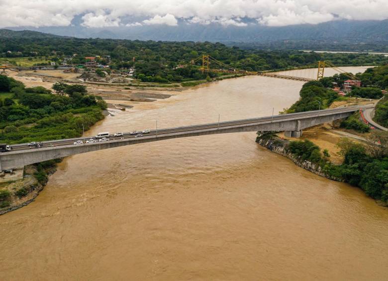 Cada siglo tuvo un puente para cruzar el río Cauca y llegar a Urabá