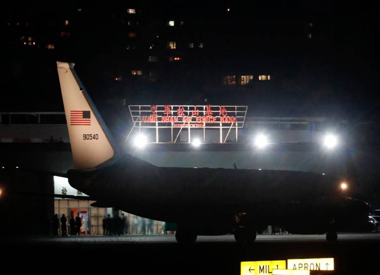 Momento en el que el avión de la comitiva de Estados Unidos aterrizó en Taiwan. FOTO: EFE