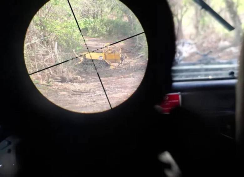 Las tropas verifican en el sitio si los sospechosos se inmolaron tras la interceptación militar. FOTO: Ejército Nacional