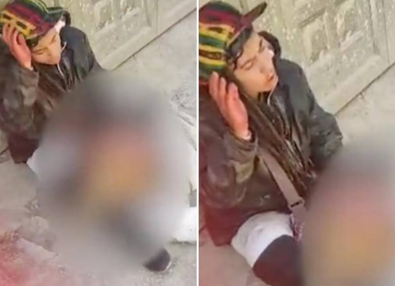 Al parecer, la mujer habitante de calle estaba comiéndose un perrito en medio de una calle en Bogotá. FOTO: Capturas de video en Twitter