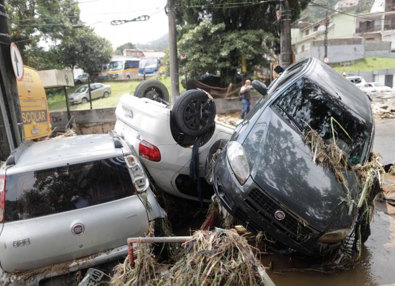 Automóviles, vías e infraestructuras se encuentran sepultados por el lodo en Petrópolis, Brasil. FOTO: EFE.