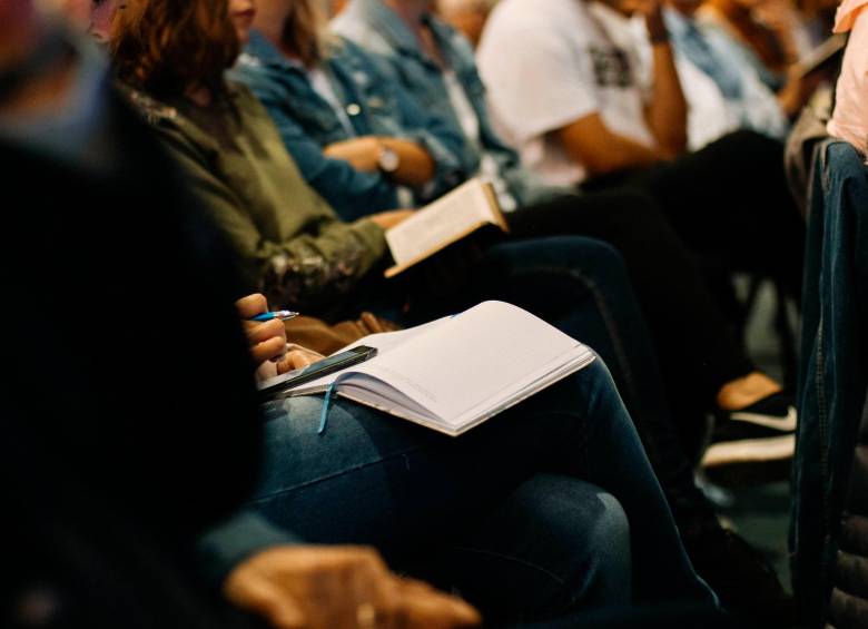 La OCDE señala que alrededor del 40 % de los 30 países analizados reforzaron las plantillas con la contratación temporal de profesores u otros profesionales para tratar de mitigar el efecto de las restricciones por la covid sobre los alumnos. Foto Twitter @ocdeenespanol