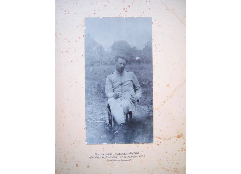 José Eustasio Rivera, fotografiado en Yavita, Amazonas, en 1923. Foto fondos de la Universidad de Caldas.