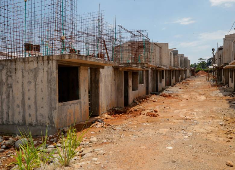 En el asentamiento Los Sauces II, en Mocoa, las viviendas inconclusas se convirtieron en refugios improvisados. Ocho años después de la avalancha, los damnificados siguen esperando las casas prometidas. FOTO colprensa