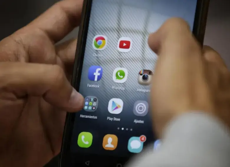 Los menores de 15 años no podrían ni utilizar las redes sociales en las instituciones educativas. FOTO: Archivo El Colombiano