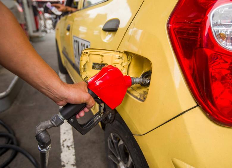 Las alzas en los precios de los combustibles ejercen presión en el costo de vida. FOTO Carlos Velásquez
