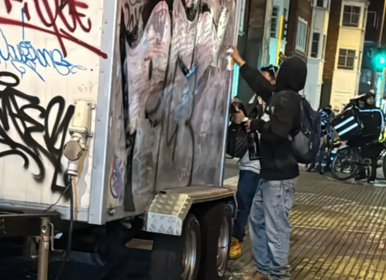 Un grafitero pinta un carro en el parque de Hippies este 11 de junio. Foto: Redes sociales.