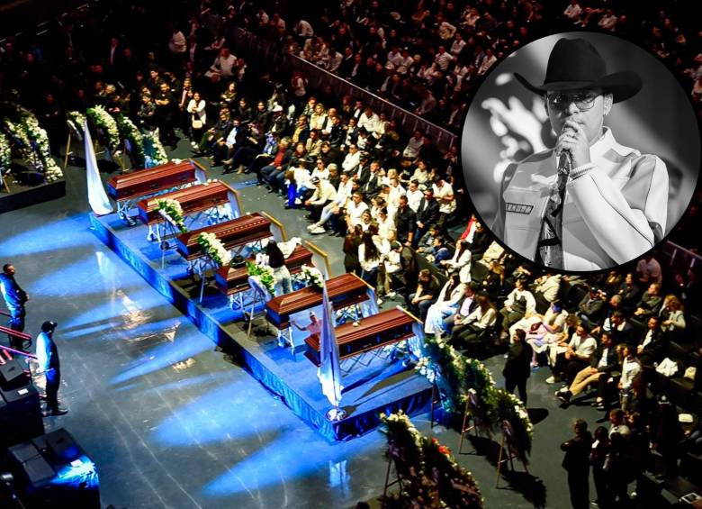 Varias coronas de flores llegaron al Movistar Arena para esta despedida. FOTOS Colprensa y cortesía